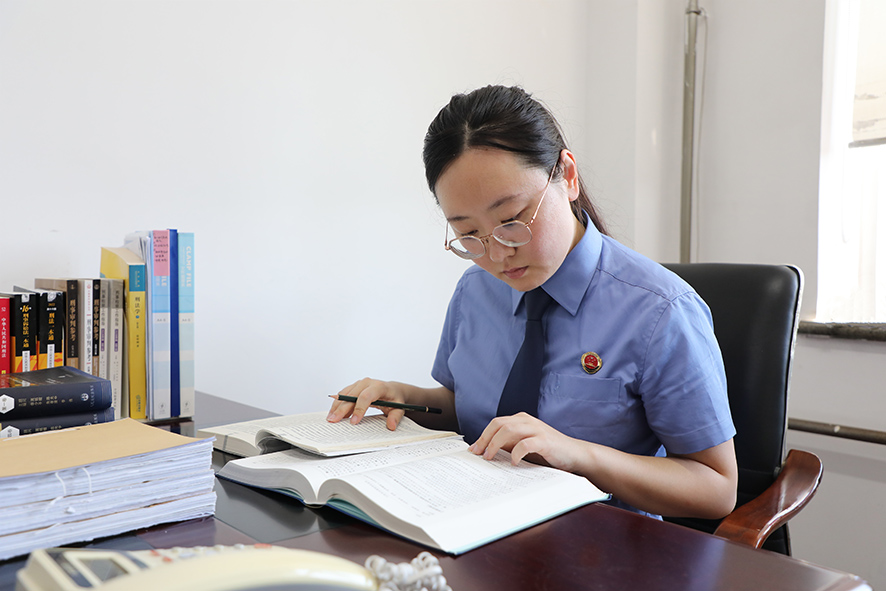 瓦房店市人民检察院第一检察部副主任郝新欣