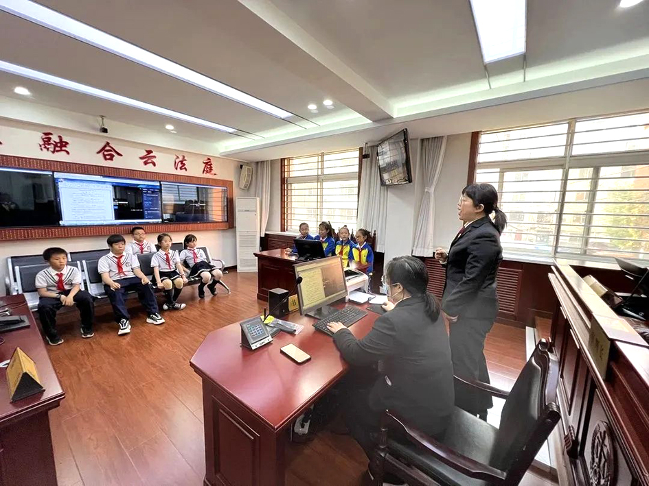 古塔法院六一主题开放日邀请小学生感受庭审