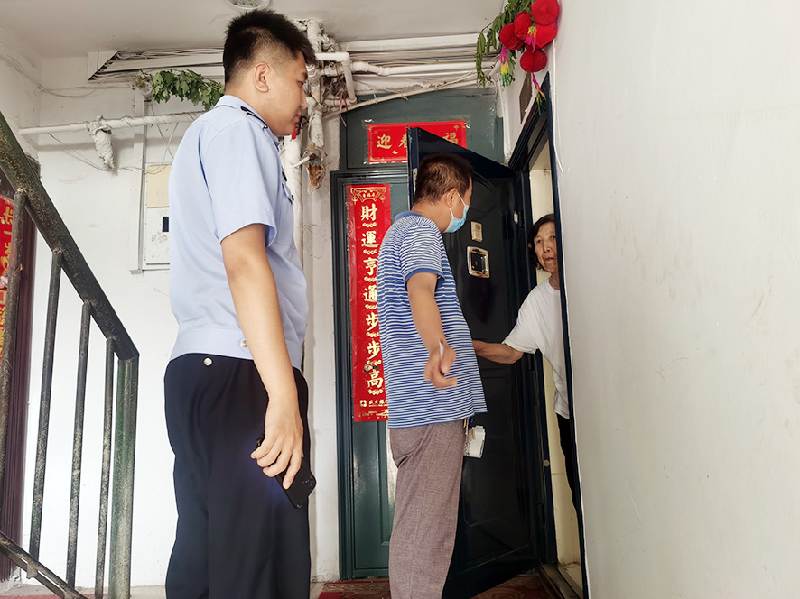 “片儿警”和社区工作者一起入户走访