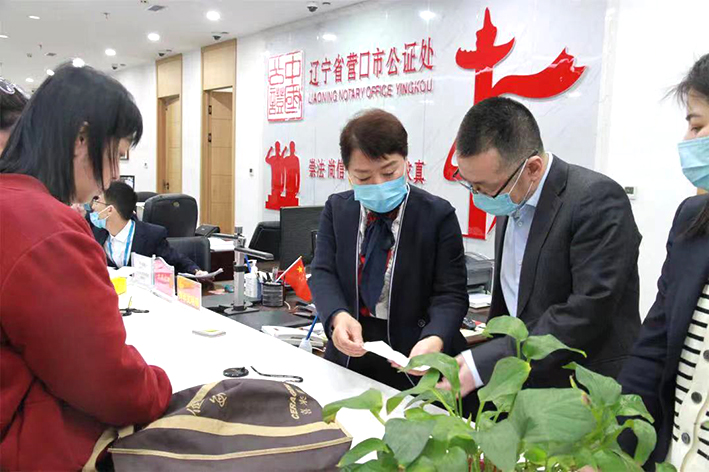 营口市司法局领导干部（中）坐窗口、走流程解决百姓问题