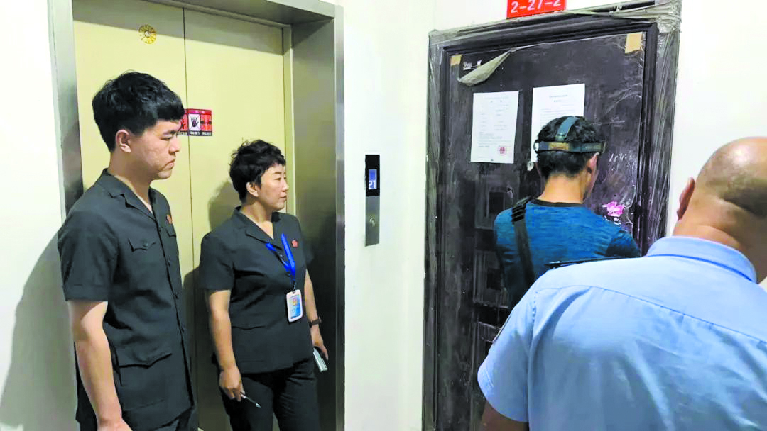 沈河区法院执行法官腾房开锁现场1