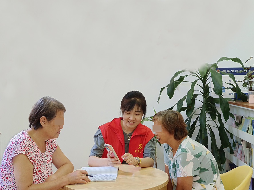 李家街道锦云社区工作人员与失独残疾特困人员核对社区代管“小账本”