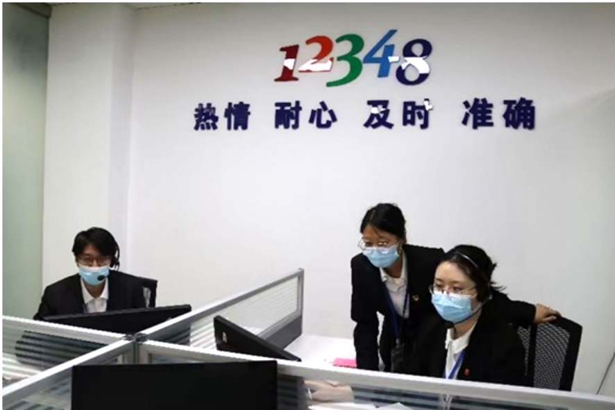 配文1：接线员正在解答群众咨询