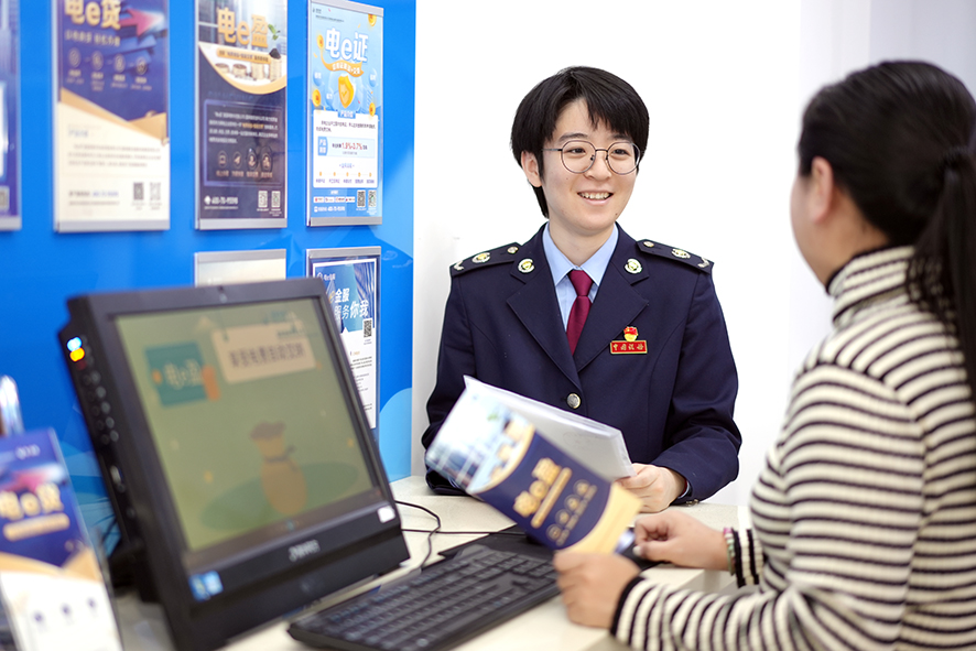 国家税务总局锦州市太和区税务局在全省范围内率先推行“税电便民服务站”建设，联合扩围锦州一刻钟便民办税圈、缴费圈。图为税务干部在“税电便民服务站”为纳税人讲解相关优惠政策。李鹏丽  摄