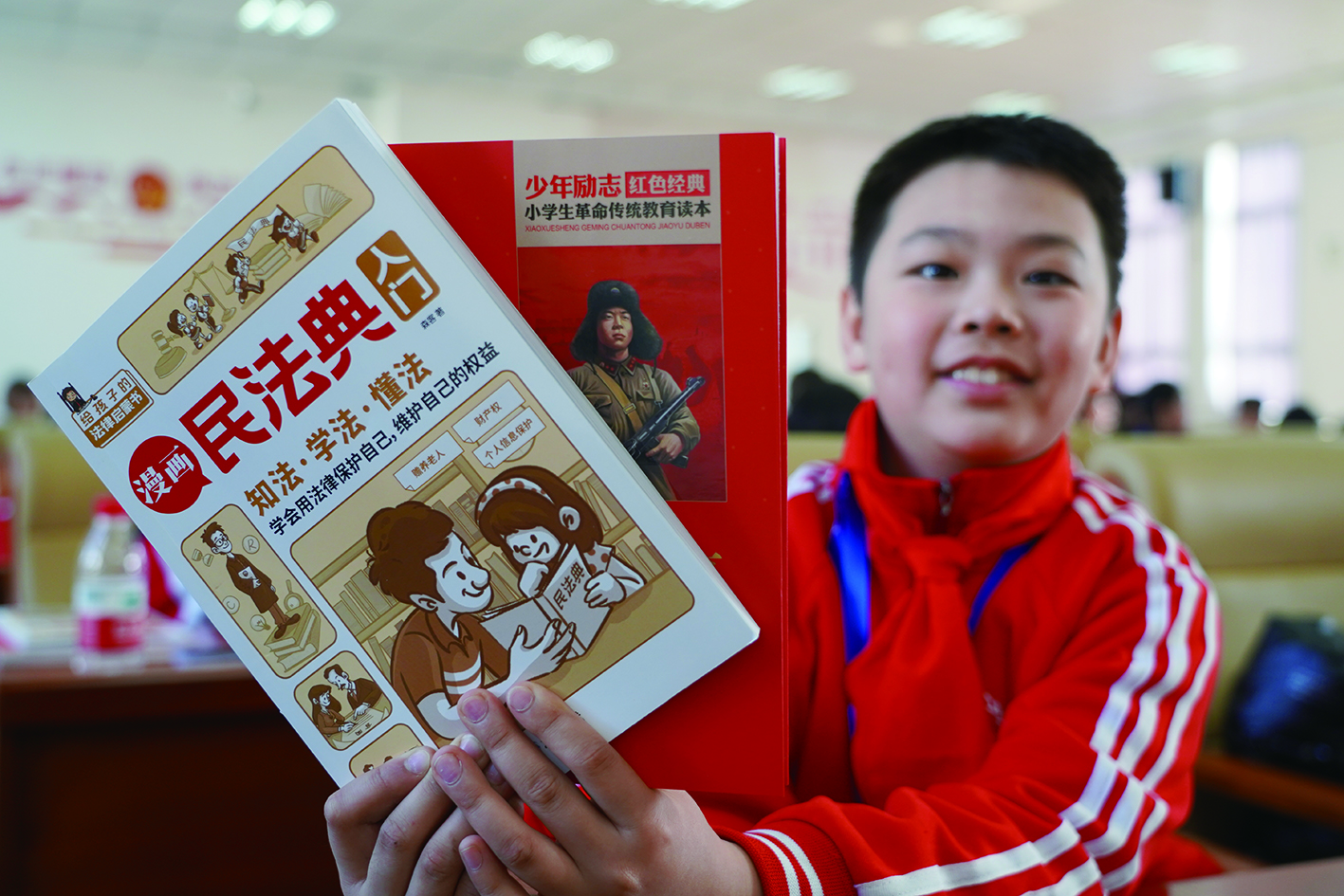 现场的工作人员向所有参加活动的同学们送上了精心准备的《雷锋的故事》与《漫画版民法典》书籍