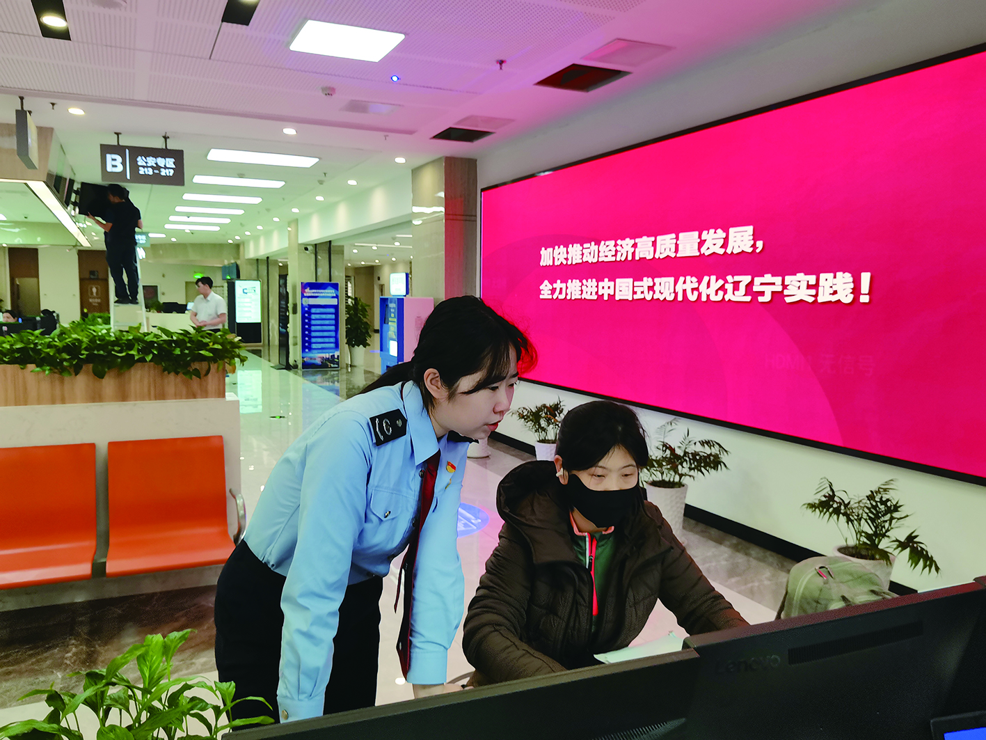 国家税务总局沈抚示范区税务局办税服务厅工作人员为企业办理业务。许丹 摄