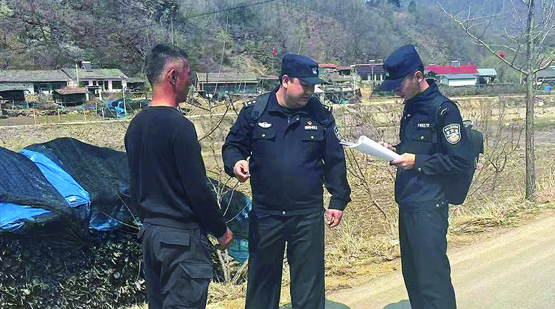 民警背着背包下村走访