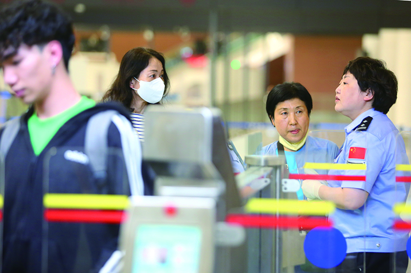 民警正在协助旅客进行自助通关。