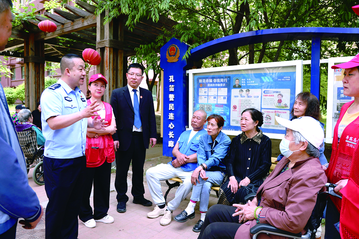 头题配图 孔笛为居民普法