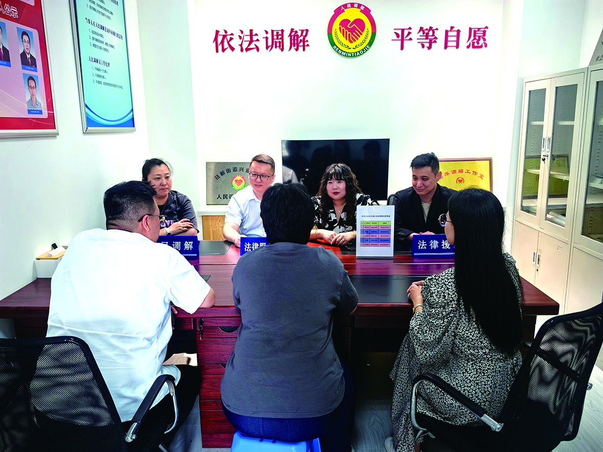 在西岗区日新街道的“法治超市”里，工作人员正在进行矛盾调解