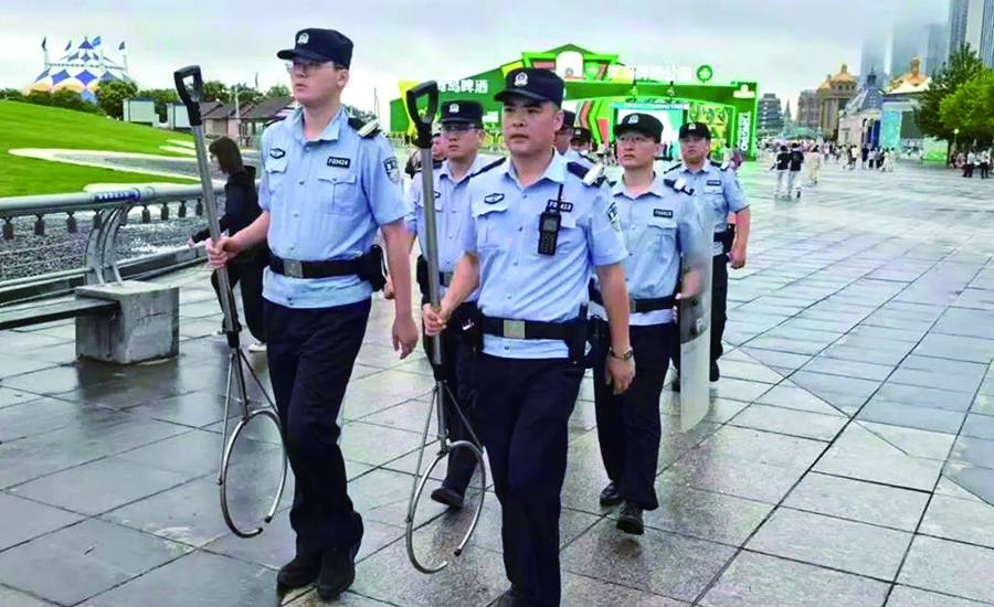 大连市公安局中山分局民警时刻守护游客安全