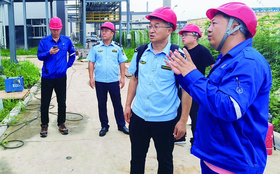 大连市生态环境局帮扶组对企业开展现场帮扶,指导企业做好环境管理工作。 王博 摄