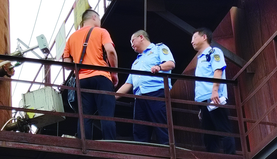 鞍山市生态环境局的帮扶人员在监测平台进一步核实污染源自动监控设施运行情况。 李广 摄