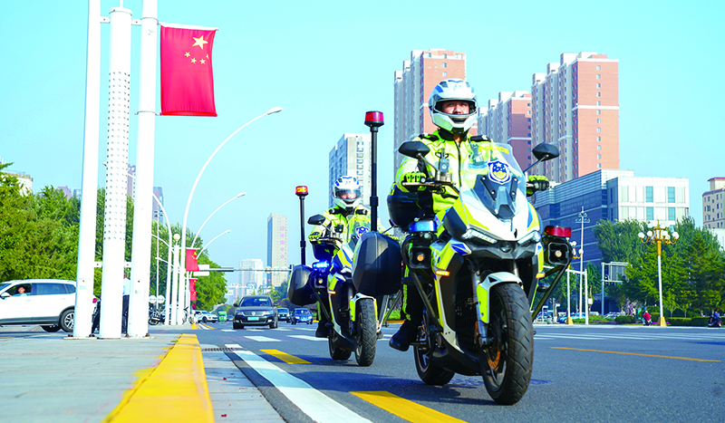 锦州市公安局交警支队机动大队铁骑中队执行巡逻勤务任务