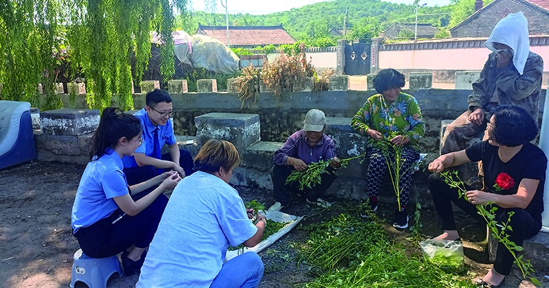 辽阳市弓长岭区人民检察院青年干警向农村留守老年人宣讲防范养老诈骗知识