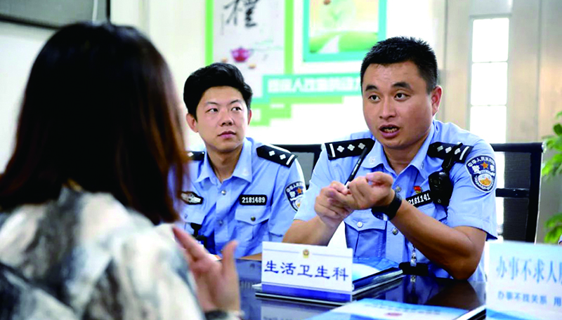 凌源第一监狱狱务服务中心干警接待来监办事人员