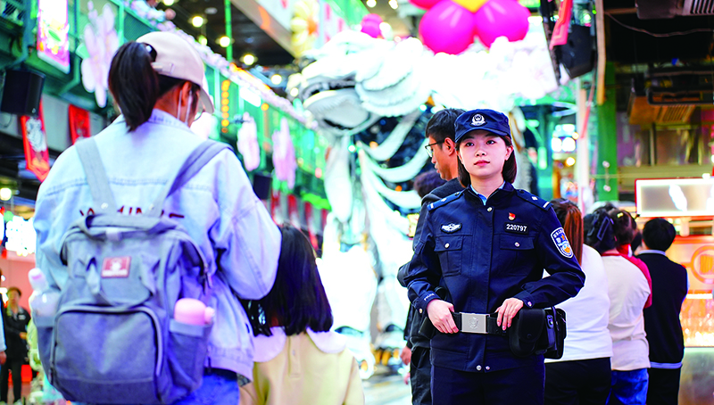大连市公安局沙河口分局女民警在景区开展便民服务