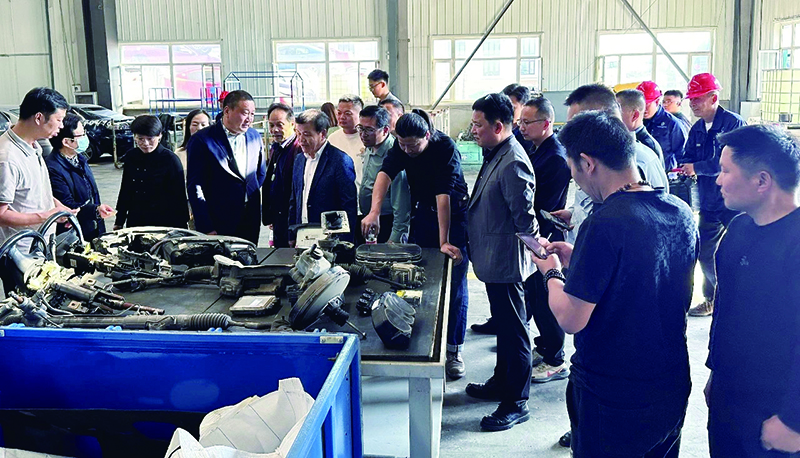 二题图走进企业参观