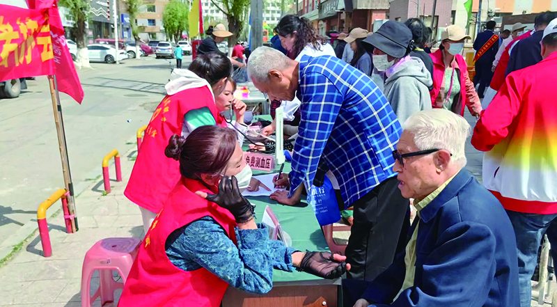 光明街道开展“雷锋·红”幸福大集活动