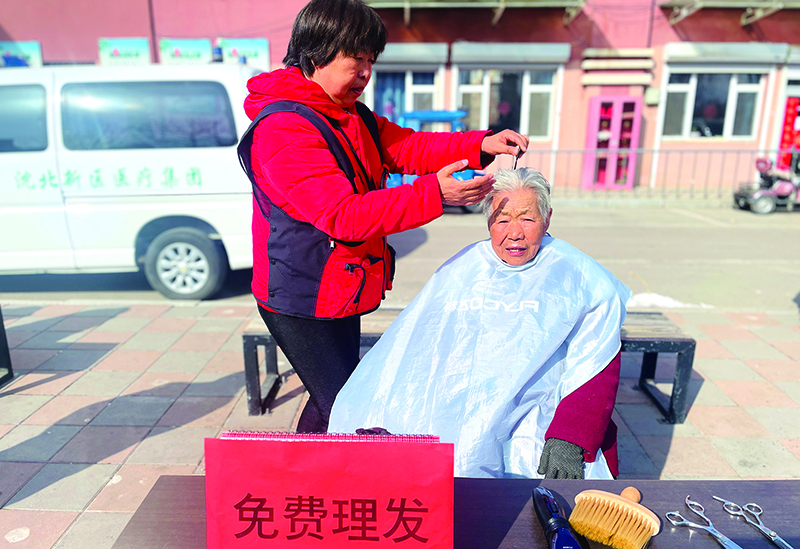 志愿者为老年人免费理发