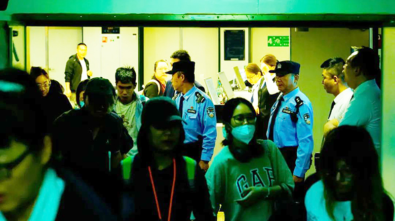 吉龙岛轮乘警在深夜默默守护着下船的旅客