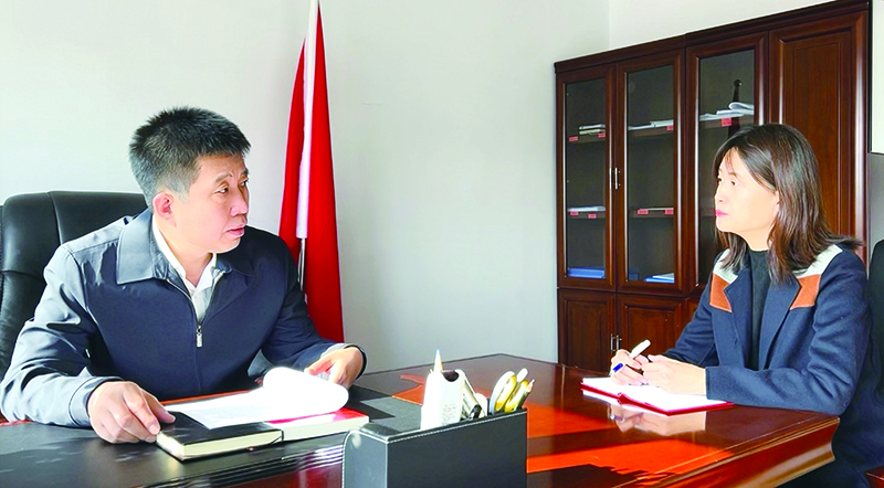 国建华（左）接受记者采访