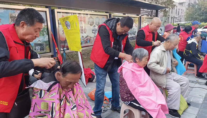 志愿者们为群众提供义务按摩、理发、磨刀等义务服务项目。