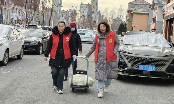 东华园社区代办员为辖区行动不便群众代买白菜并送上门