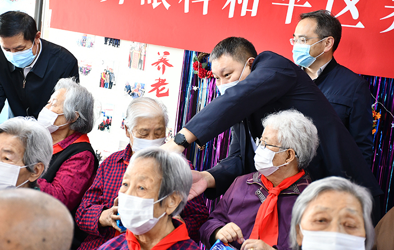 黎春华率队到养老院送温暖