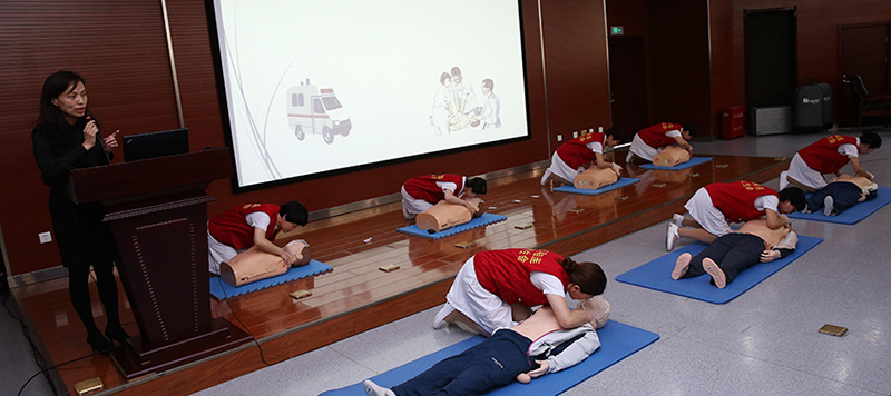 志愿者团队到鞍山警察学院为警官做心肺复苏技术推广培训