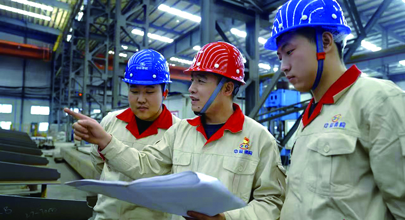 沈阳中辰钢结构工程有限公司先锋党员、辽宁省劳动模范刘权(中)在车间调度工作