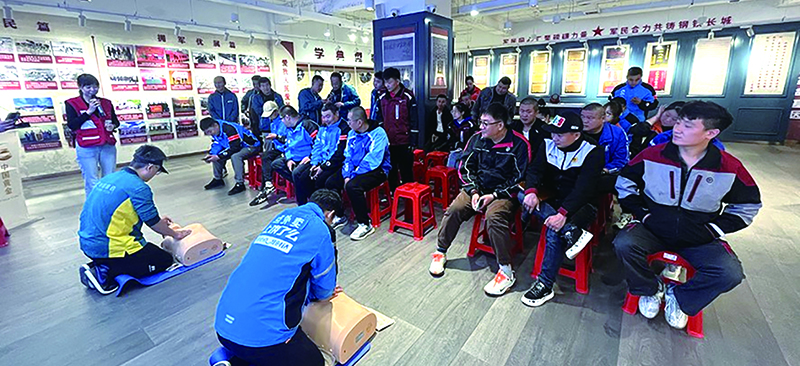 丹东市“江城小哥学堂”为快递员、外卖小哥讲解演示心肺复苏术
