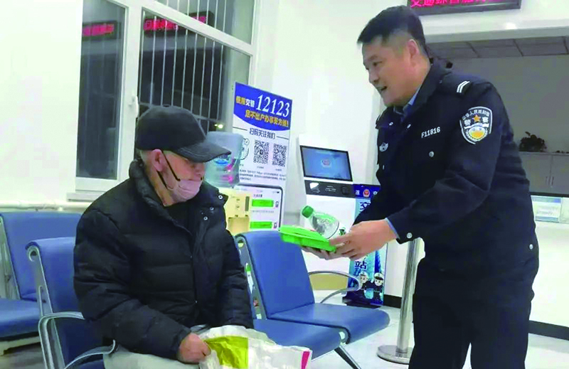 港航分局民警照顾走失老人