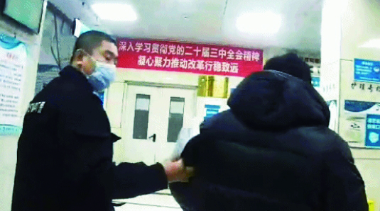 西岗分局巡特警大队民警将急病男子送到医院