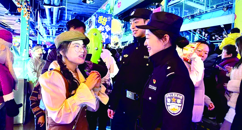 大连市公安局沙河口分局民警用笑容欢迎游客