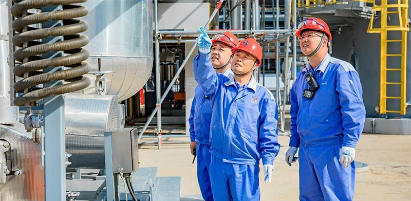 恒力石化党员技术创新攻坚组在研究如何完善安全生产流程