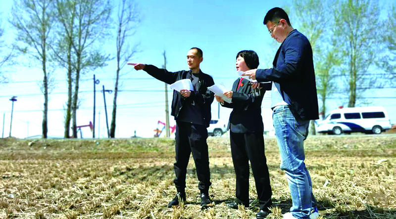 第二稿子配图 大民屯法庭庭长高旭（中）与辖区村镇干部一同实地了解情况
