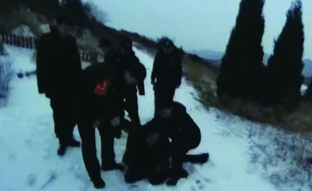 民辅警冬夜雪地急行，赶到墓地救下轻生女子。