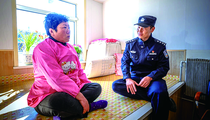 于强跟村民唠家常