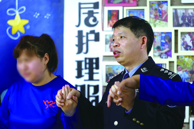 刘建兵和孩子们手拉手唱歌