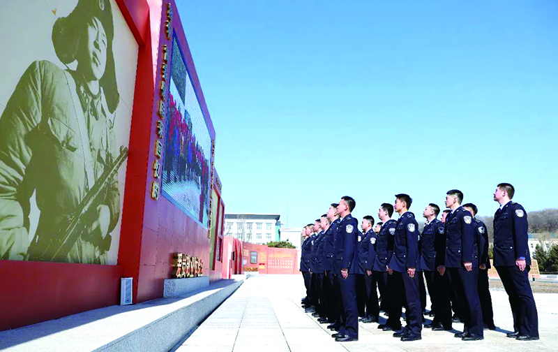 抚顺第一监狱民警走进雷锋生前所在部队