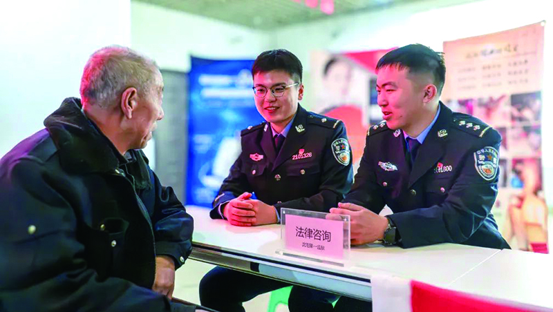 沈阳第一监狱民警志愿者耐心细致地为居民解答问题