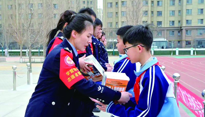 盘锦监狱民警向学校捐赠《雷锋的故事》等爱国主义教育经典丛书