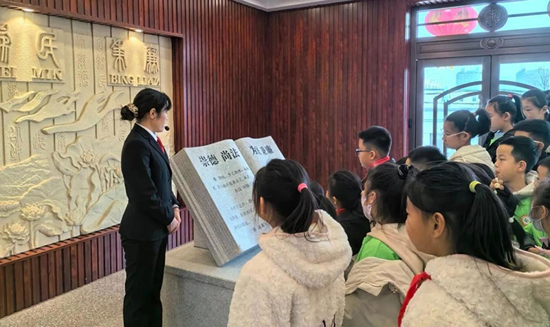 同学们一路跟随讲解员脚步走进诉讼服务中心参观学习