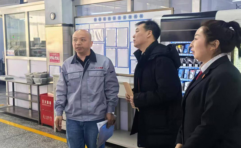 法官在企业现场解答法律问题