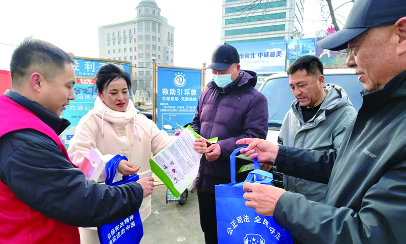 台安 志愿者发放普法宣传材料