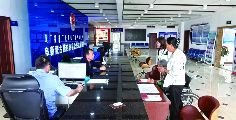 公共法律服务中心窗口工作人员在调解赡养纠纷