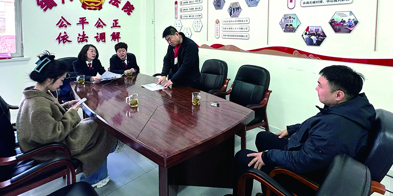 (细河)法院工作人员在综治中心为百姓调解矛盾纠纷