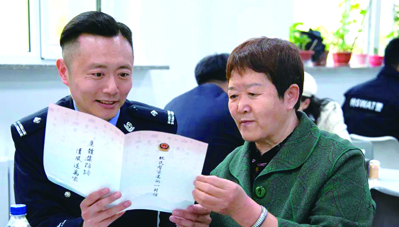 二题图，监狱向民警和家属发放了《致民警家属的一封信》