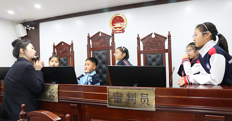 辽河人民法院开展法院开放日活动，图为干警讲解法槌的含义  摄影：王睿莹
